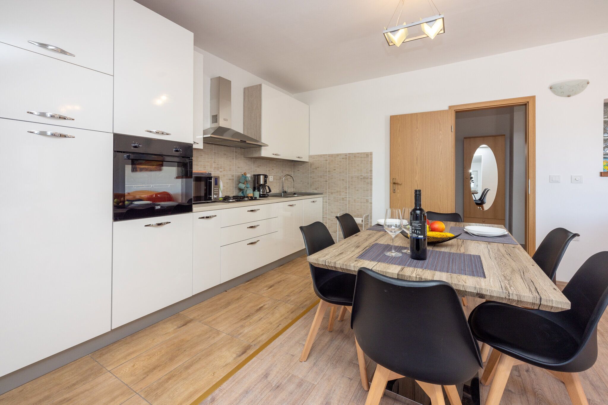 Fridge, oven, stovetop, dishwasher