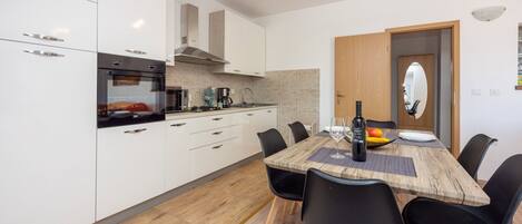 Fridge, oven, stovetop, dishwasher