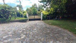 Property grounds - Holiday apartment with wifi and air conditioning (Kehidakustány)