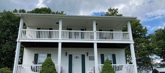 Greenhaven Farm: 4-bedroom farmhouse in beautiful Cool Ridge, WV