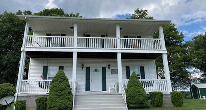 Greenhaven Farm: 4-bedroom farmhouse in beautiful Cool Ridge, WV