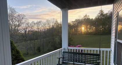 Greenhaven Farm: 4-bedroom farmhouse in beautiful Cool Ridge, WV