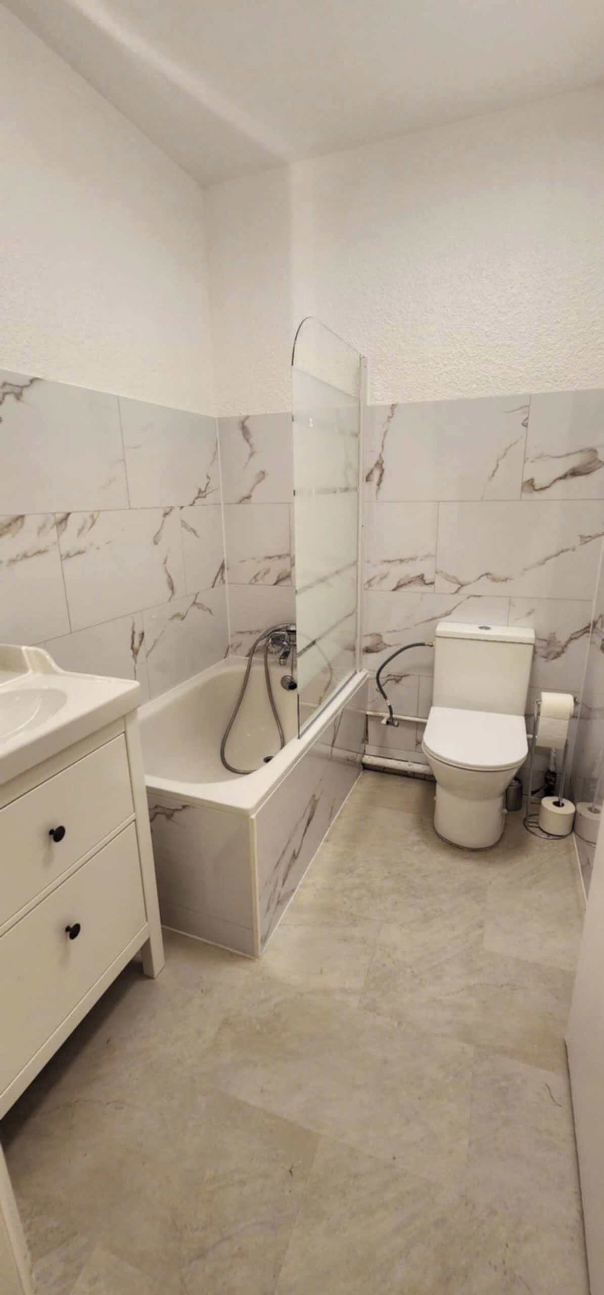 Asciugacapelli, asciugamani, sapone, shampoo