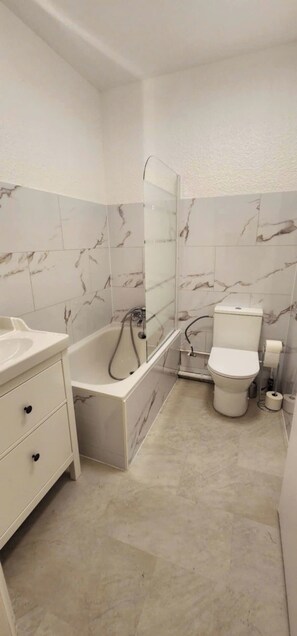 Haartrockner, Handtücher, Seife, Shampoo
