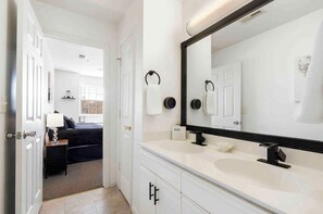 Douche, sĂšche-cheveux, serviettes fournies, savon