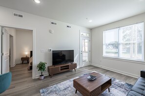 TV - Tourist Home of Richmond 1-bedroom apartment - Church Hill North TH09 (Richmond)