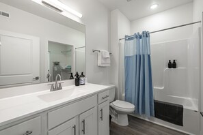 Hair dryer, towels, soap, toilet paper - Tourist Home of Richmond 1-bedroom apartment - Church Hill North TH09 (Richmond)