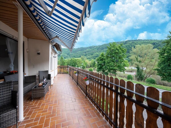 Terrace/patio - Beautiful vacation home in Nehren on the Moselle (Nehren)