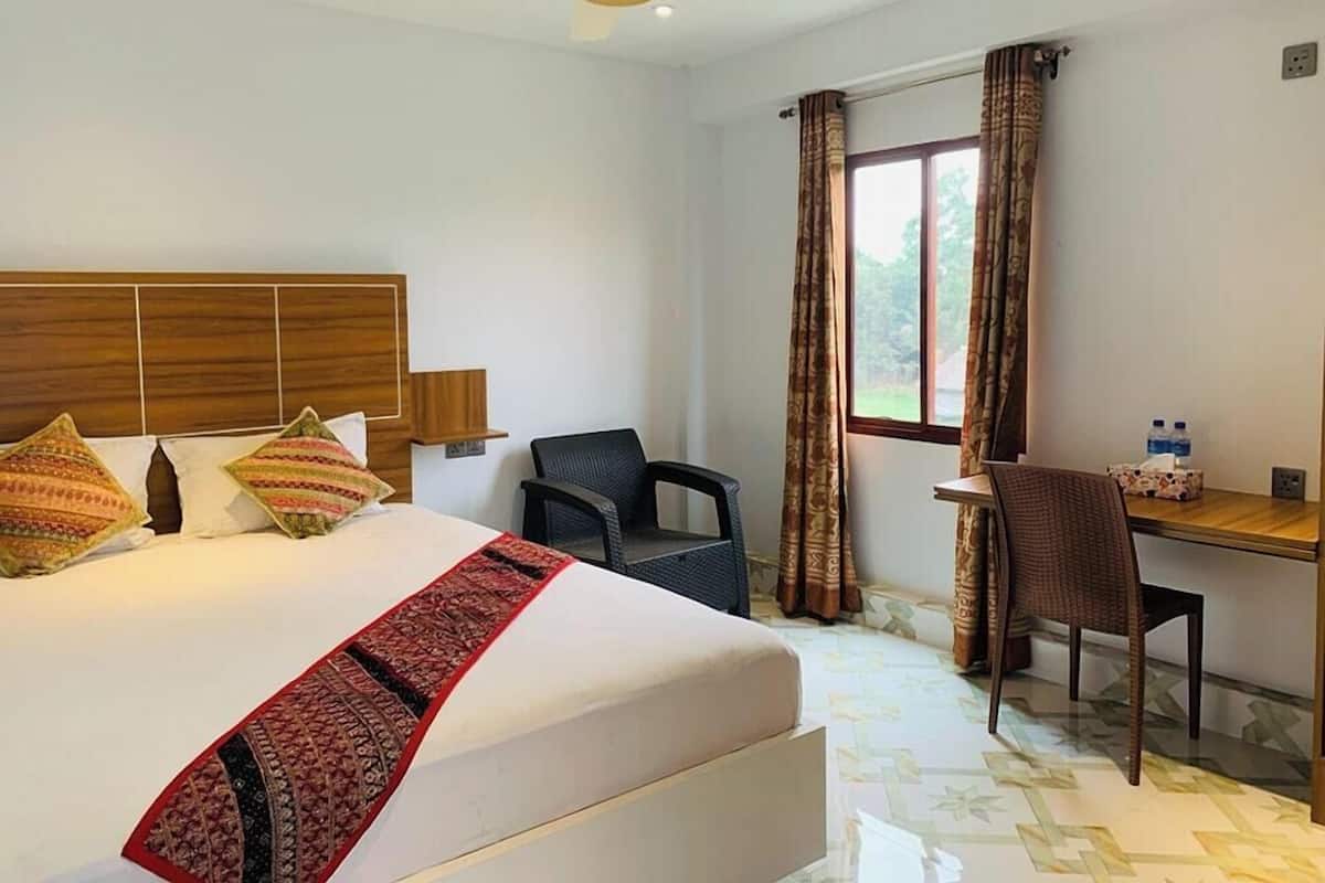 1 habitación, caja de seguridad en la habitación y escritorio