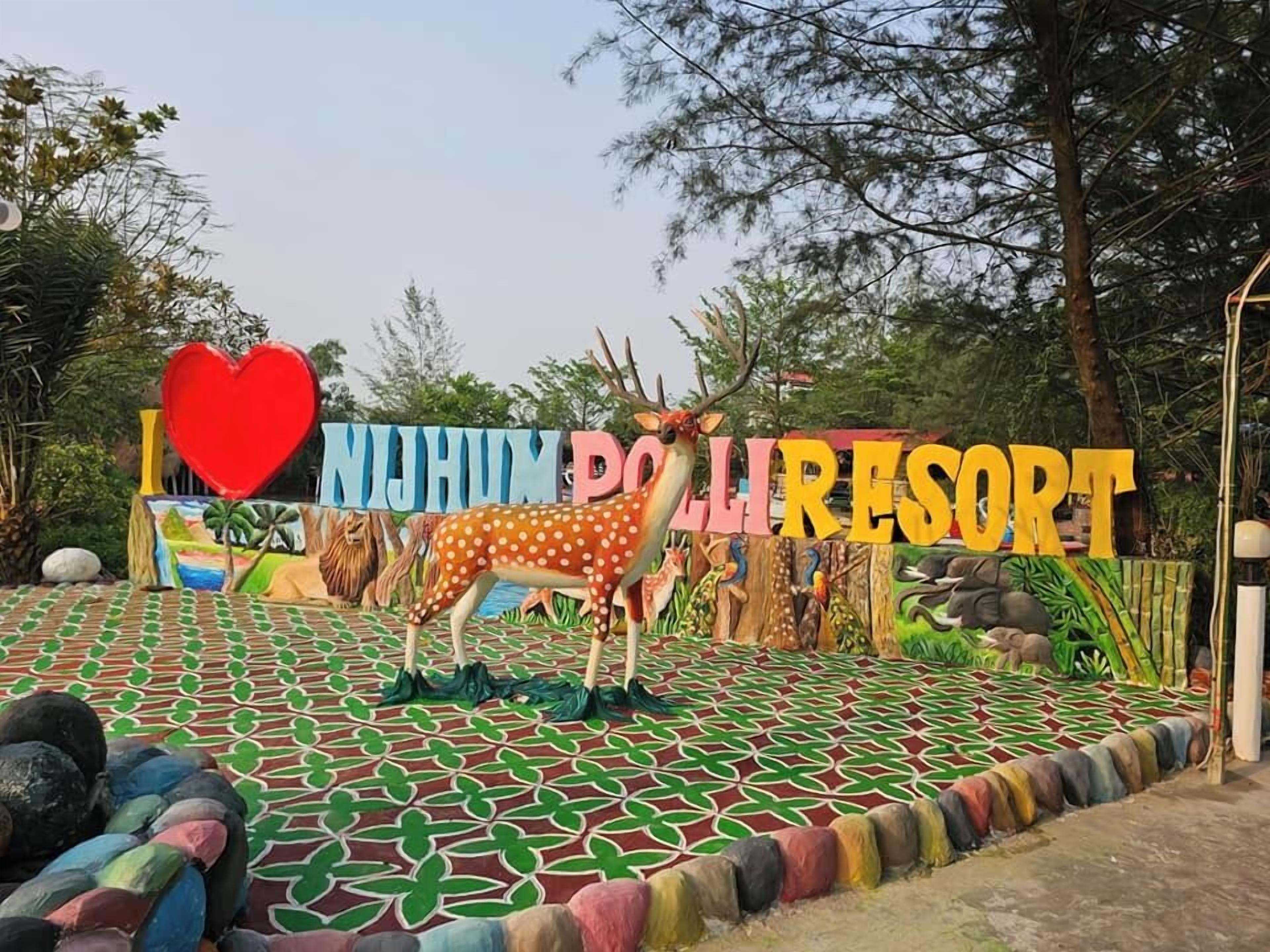 Segnaletica per Nujhun Doll Resort, con una scultura di cervo e un simbolo a forma di cuore.