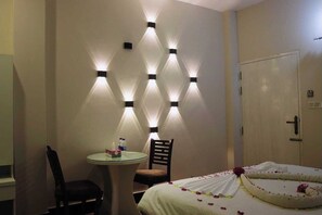 Habitación presidencial | Caja de seguridad en la habitación, escritorio y insonorización