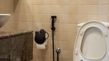 Hiustenkuivaaja, bidee, pyyhkeet, saippua