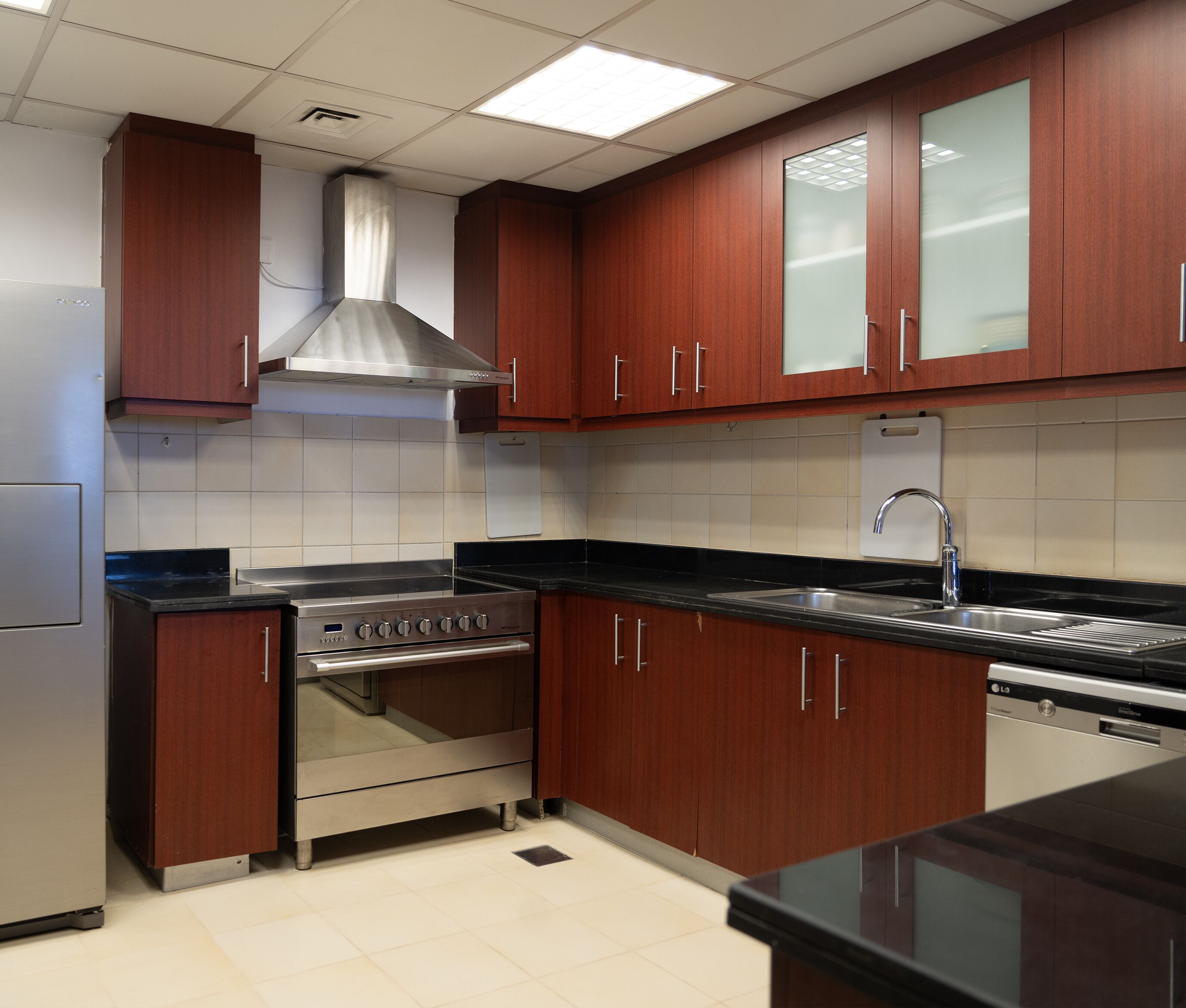 Køleskab, mikrobølgeovn, ovn, kogeplade