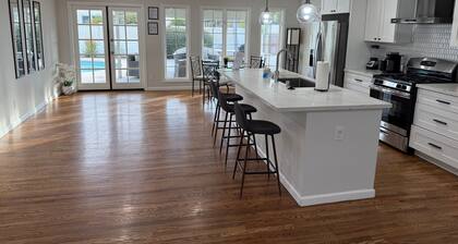 Heated pool, entire home, Free Parking, WiFi, Pets are allowed