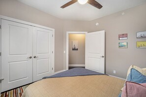 2 habitaciones, escritorio, tabla de planchar con plancha y wifi gratis