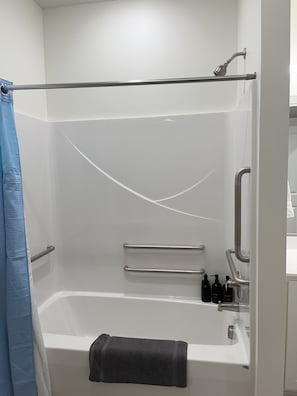 Haartrockner, Handtücher, Seife, Shampoo