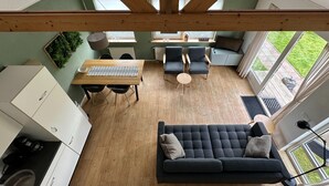 Un intérieur moderne comprenant un coin repas, un canapé et un téléviseur.