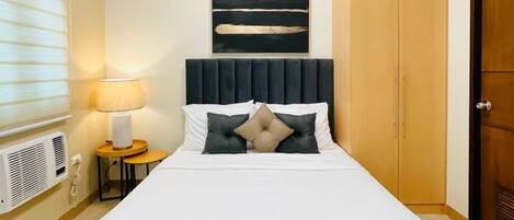 Iron/ironing board, bed sheets, wheelchair access