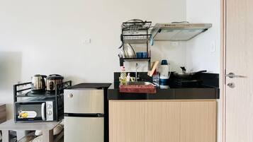 冰箱、微波炉、炉灶、厨具/餐具