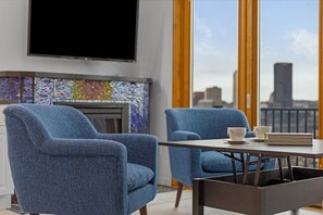 Smart TV, fireplace, books - Wow! Skyline Sunset Escape On Hackstown (Pittsburgh)