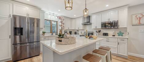 Køleskab, mikrobølgeovn, ovn, kogeplade