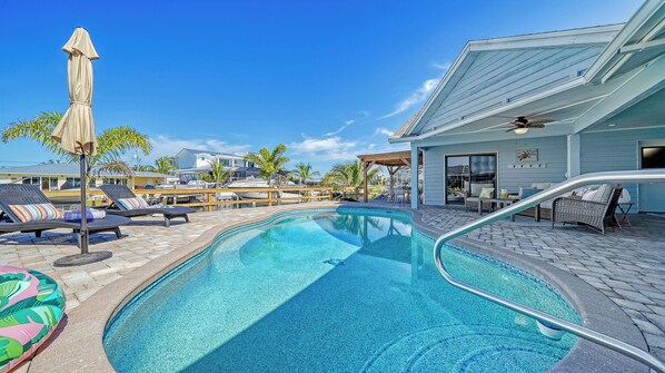 Una piscina al aire libre, una piscina climatizada