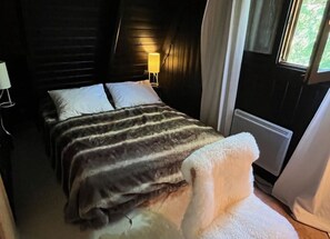 4 عدّة غرف نوم ومكواة/لوح كي وسرير سفر وواي فاي