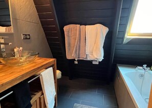 تجهيزات دش، مجففات شعر، صابون، ورق حمّام