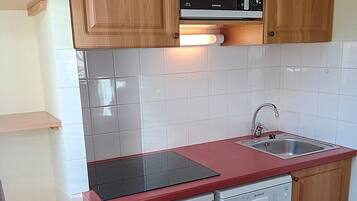 Kylskåp, mikrovågsugn, diskmaskin och kaffe- och tebryggare