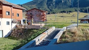 Un bâtiment doté d’un balcon et d’une enseigne indiquant qu’il s’agit d’un bar, d’un restaurant et qu’il dispose d’une terrasse.
