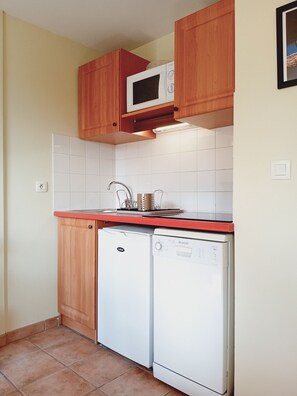 Køleskab, mikrobølgeovn, kogeplade, opvaskemaskine
