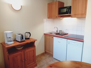 Réfrigérateur, micro-ondes, plaque de cuisson, lave-vaisselle