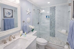 Douche, sèche-cheveux, serviettes fournies