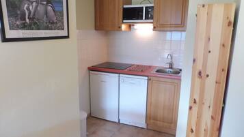 Kylskåp, mikrovågsugn, diskmaskin och kaffe- och tebryggare