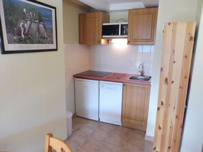 Réfrigérateur, micro-ondes, plaque de cuisson, lave-vaisselle