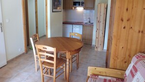 A compact kitchen with wooden cabinets, a microwave, and a dishwasher. - Terrasses D 305 - PARC NAT. VANOISE appart. 6 pers (Val Cenis)