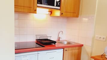 Jääkaappi, mikroaaltouuni, astianpesukone, kahvin-/teenkeitin