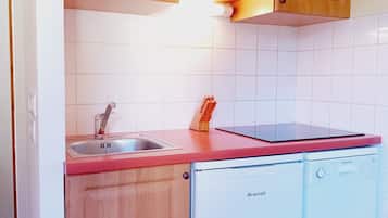 Refrigerador, microondas, lavavajillas, cafetera/tetera