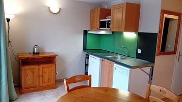 KylskÄp, mikrovÄgsugn, spishÀll och diskmaskin