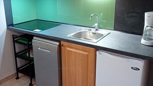A compact kitchen with a dishwasher, a refrigerator, a microwave, and a sink. - Terrasses D 309 - PARC NAT. VANOISE studio 4 pers (Val Cenis)