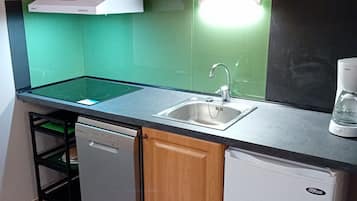 Réfrigérateur, micro-ondes, lave-vaisselle, cafetiÚre/bouilloire