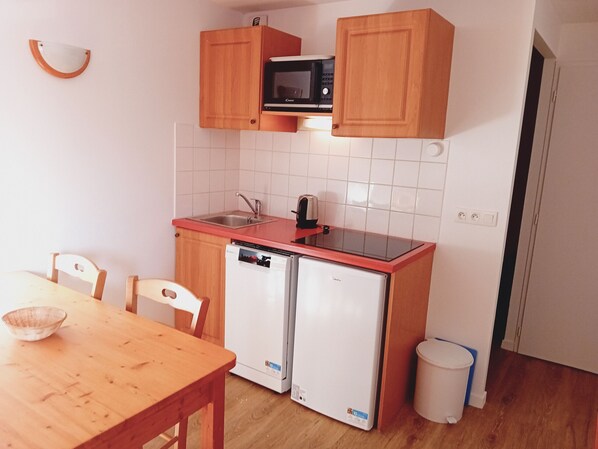 Réfrigérateur, micro-ondes, plaque de cuisson, lave-vaisselle