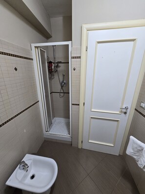 Douche, sèche-cheveux, bidet, serviettes fournies