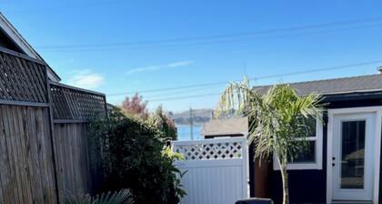 Peek a Bay View Cottage l Pet-Friendly