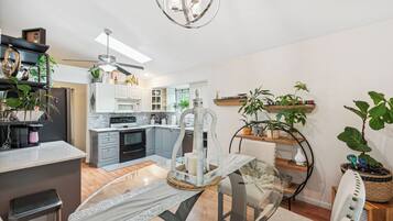 Microondas, horno, parrilla de estufa y lavavajillas