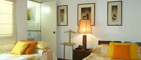 2 bedrooms, iron/ironing board, WiFi