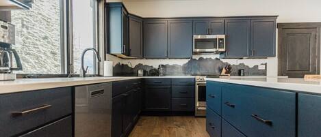 Een koelkast, een magnetron, een oven, een kookplaat