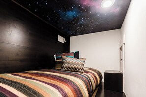 2 bedrooms, travel cot, WiFi, bed sheets