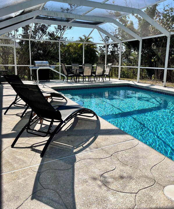 Utomhuspool och uppvärmd pool