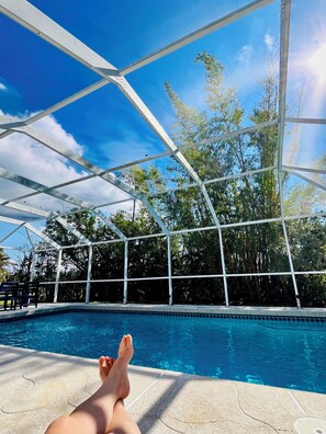 Una piscina al aire libre, una piscina climatizada